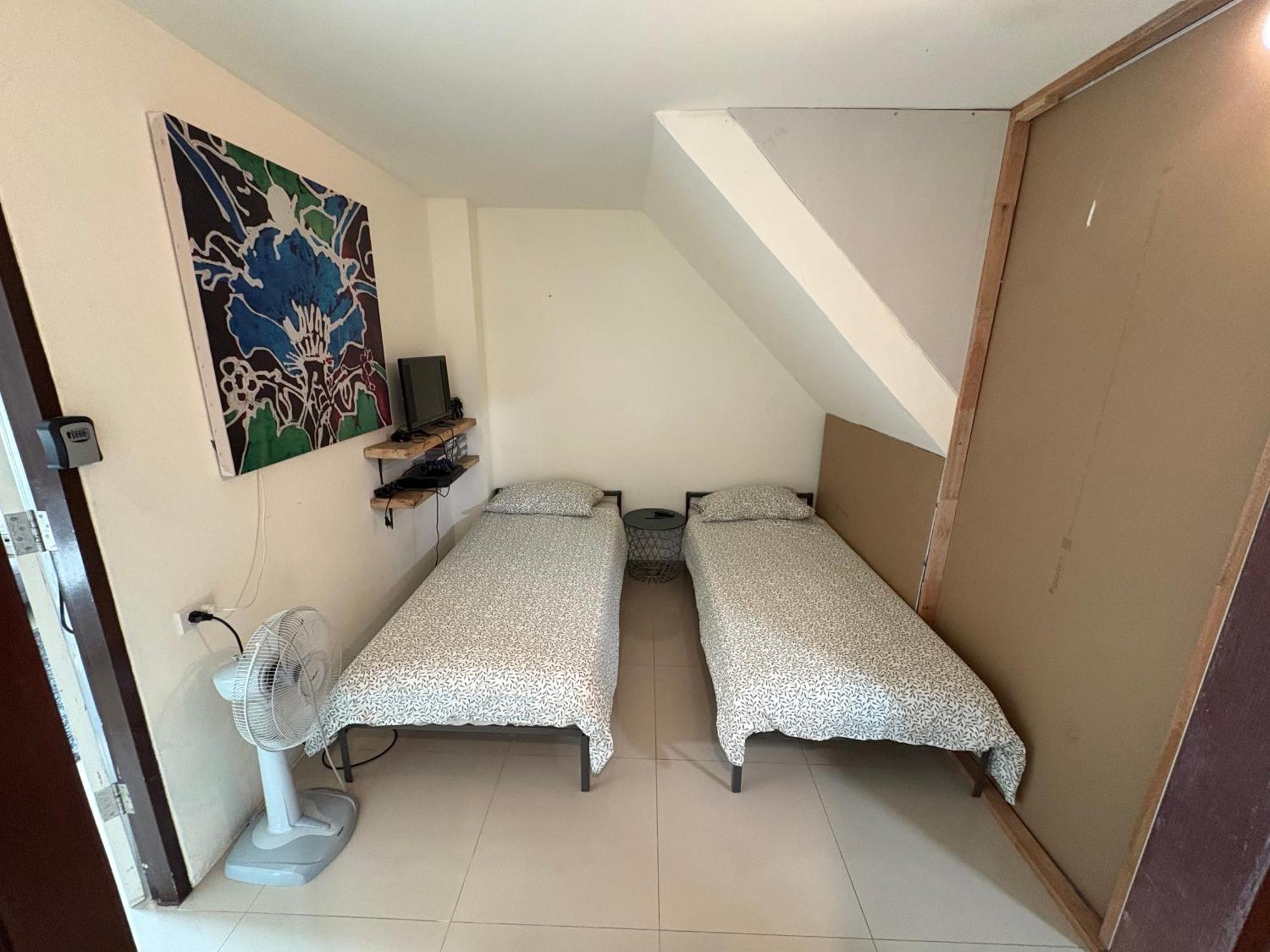 English Owned Homestay And Yoga Chalong Exterior photo
